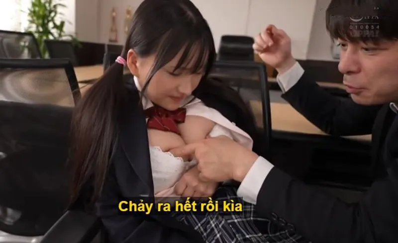 Trong suốt 3 năm, thầy giáo rèn luyện cô học trò ngực đẹp thành “bình đựng tinh”